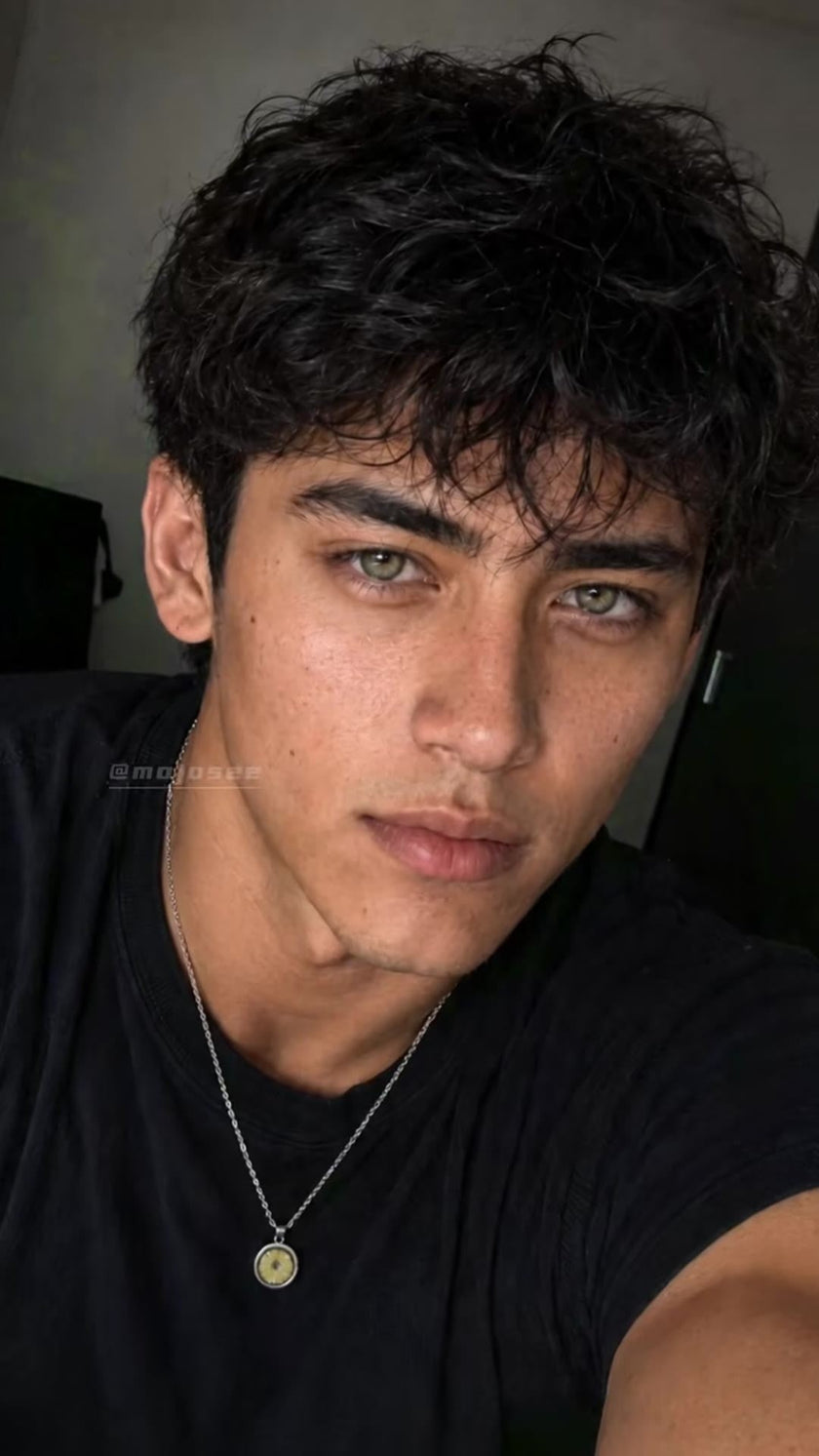 Do Dawn Green Contacts Show on Men with Medium Skin in Indoor Daylight?