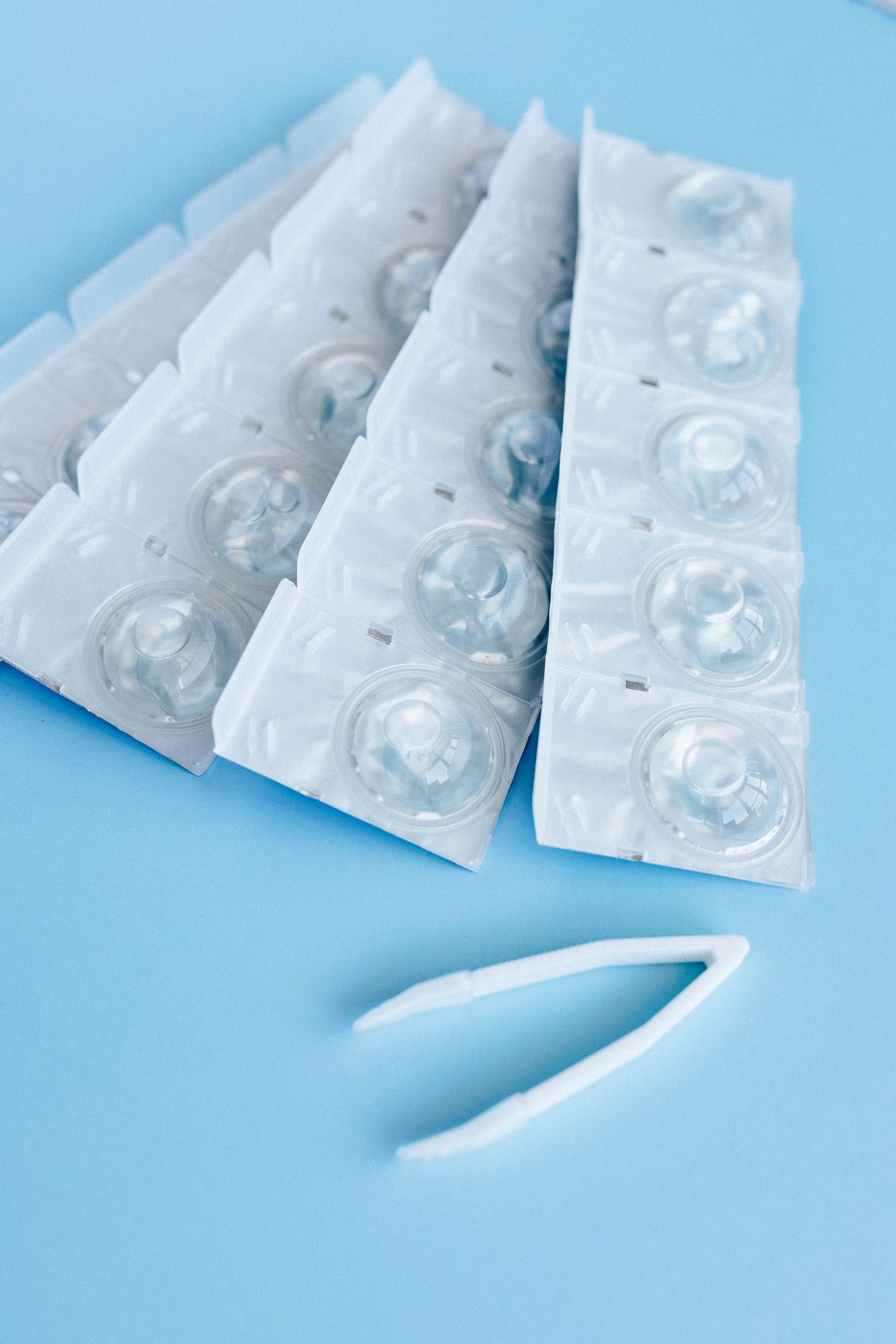 Disposable contact lens blisters arranged with tweezers